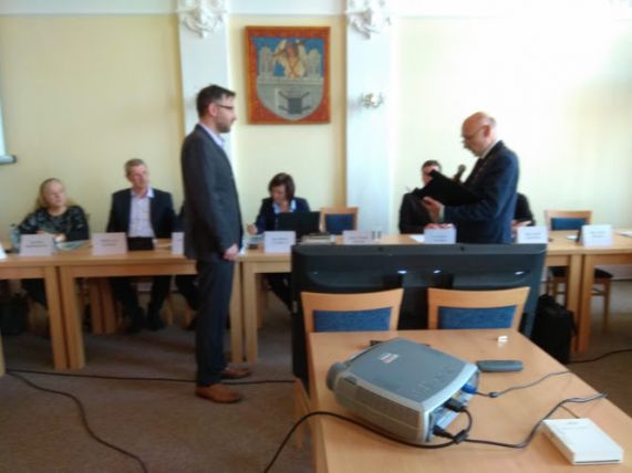 Rudolf Špoták (vlevo) skládá slib zastupitele. Foto: (job)