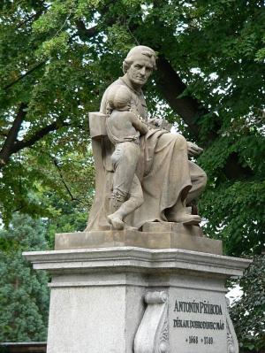 Pomník v parku u pošty.