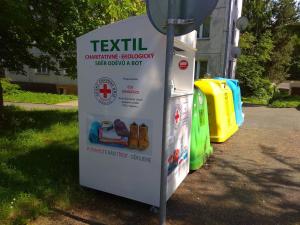 Do nádob na textil mohou lidé vhodit i plyšové hračky. Foto: (job)