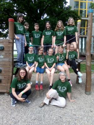 Uprostřed-soubor Pecky, zprava - učitelka Dana Žáková, zleva - bývalá žákyně Klára Machová. Foto: archiv ZUŠ JJ