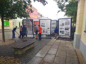 Pracovníci DTS instalují výstavní panely v domažlických Alejích. Foto:(job) 