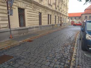 Silnice okolo pošty bude v rámci reklamačního řízení předlážděna. Foto:(job) 