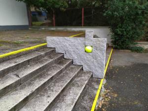 Socha Václava Fialy na schodišti domažlické sokolovny. Foto :(alk) 