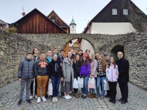 Mladí bubeníci z Two Rivers se svými domažlickým i kolegy.