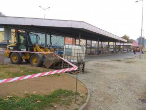 Oprava chodníků na autobusovém nádraží v Poděbradově ulici. Foto :(job) 